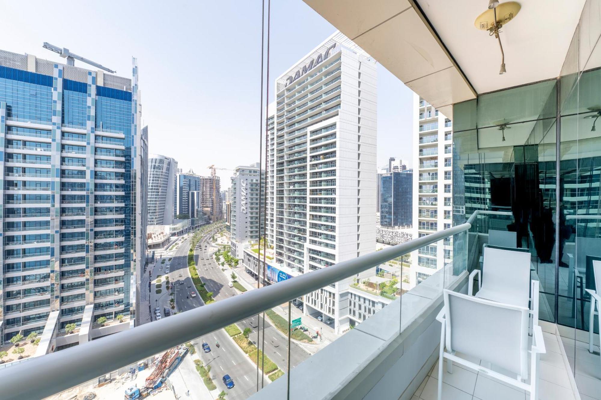 Damac Canal Views Residences Dubai Exteriör bild